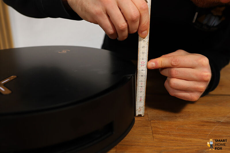 ECOVACS DEEBOT X8 PRO OMNI Hoehe wird mit Zollstock gemessen